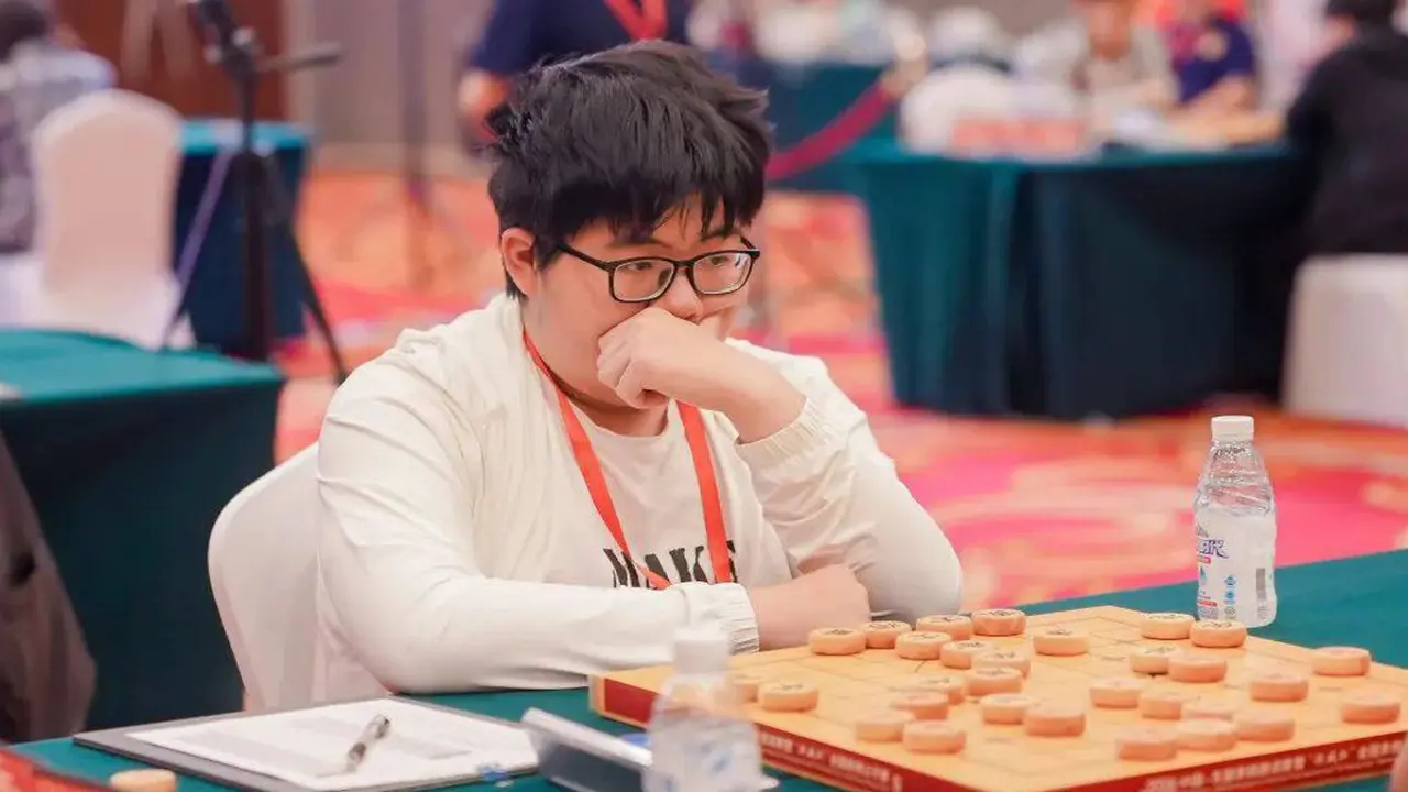 Cao thủ hạng 3 cờ tướng Trung Quốc bất lực trước kỳ thủ ngồi xe lăn