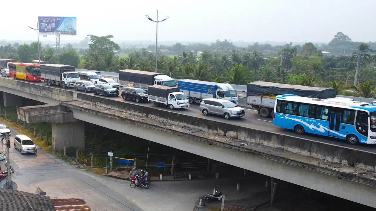 Cao tốc Bắc - Nam phía Tây: Lựa chọn đi trên cao để giải bài toán khát cát hay thi công đắp nền?