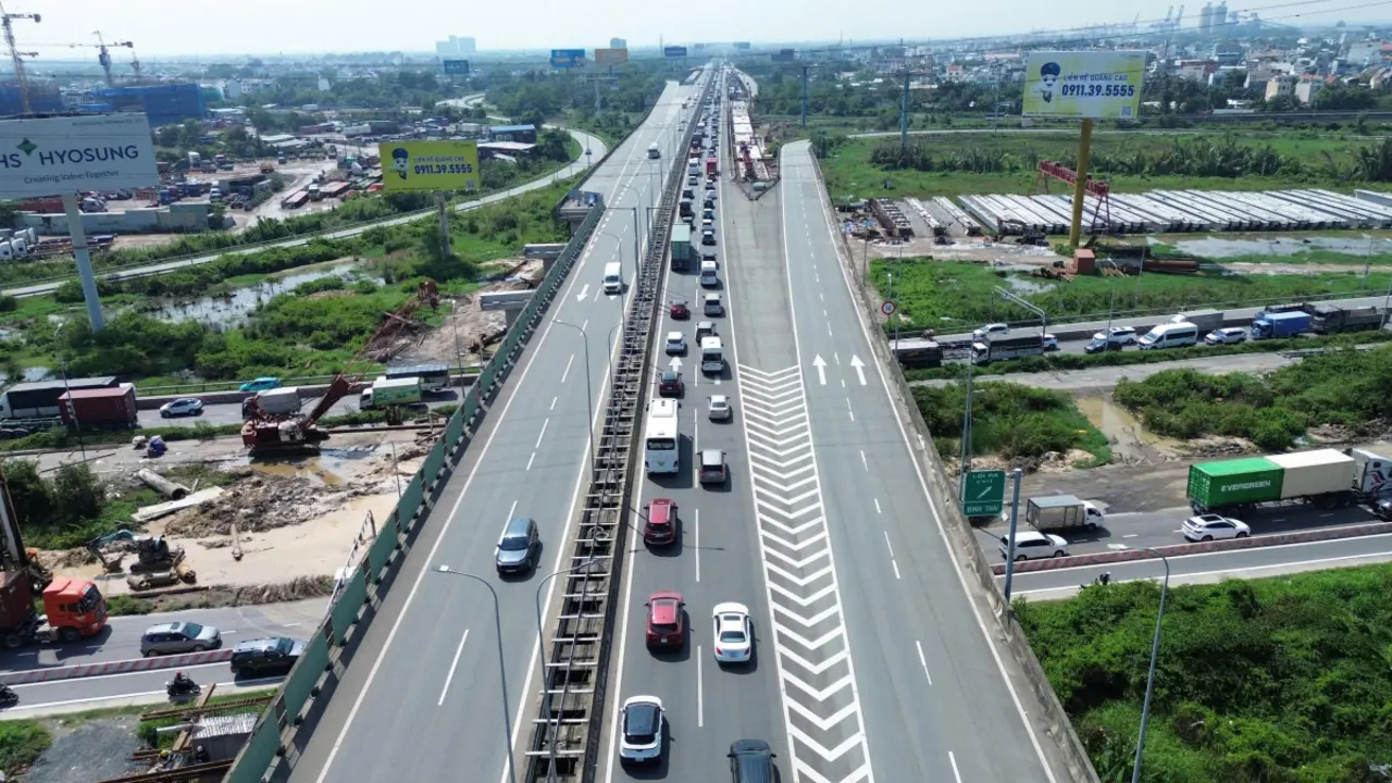 Cao tốc TP HCM - Long Thành ùn ứ gần 10 km