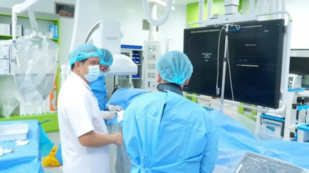 Cấp cứu người cha bị nhồi máu cơ tim khi đưa con đi chữa bệnh