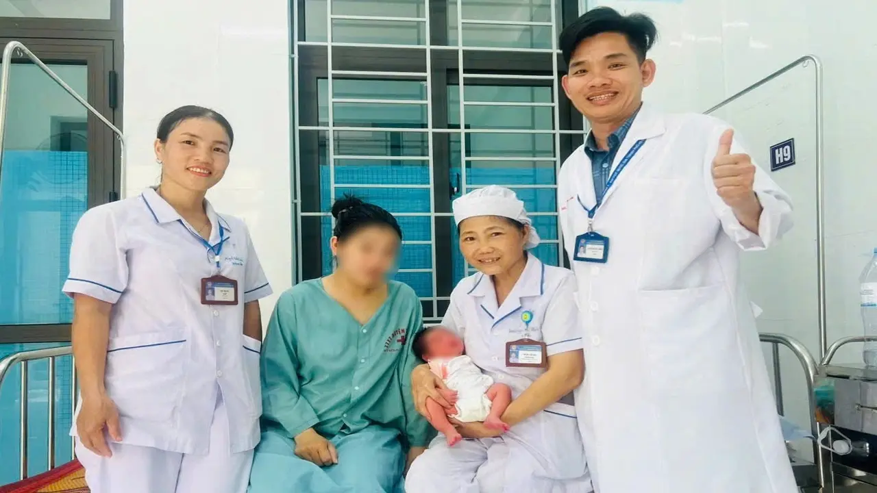 Cấp cứu sản phụ nguy kịch sau khi sinh con trên xe khách