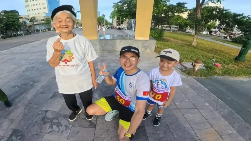 Cậu bé 4 tuổi và cụ bà 98 tuổi gây sốt ở giải chạy phòng, chống ma túy