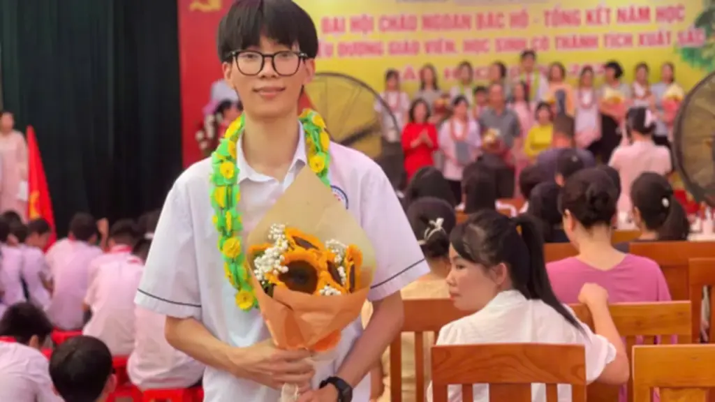Cậu bé mồ côi viết nên kỳ tích trở thành thủ khoa trường chuyên