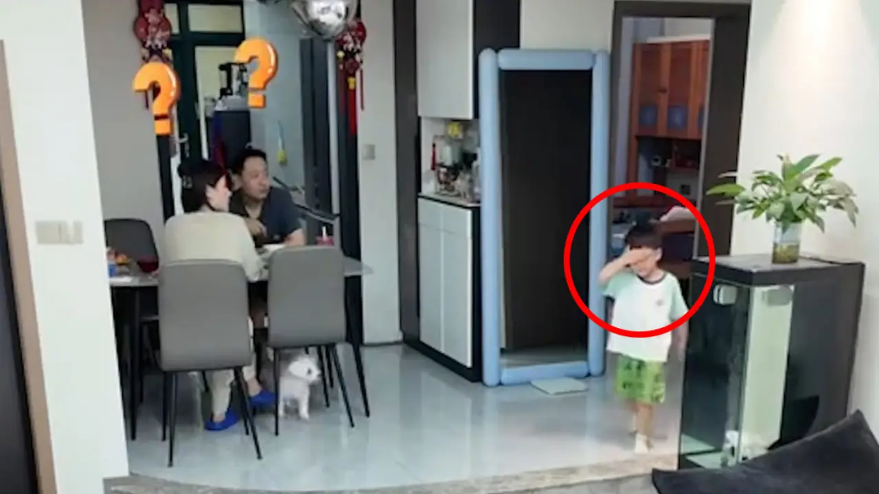 Cậu bé 'tàng hình' uống nước trộm khiến bố mẹ cười nghiêng ngả