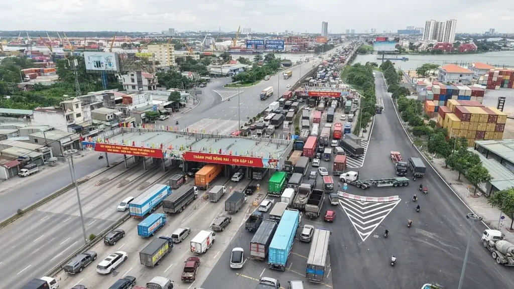 Cầu Đồng Nai ùn tắc kéo dài