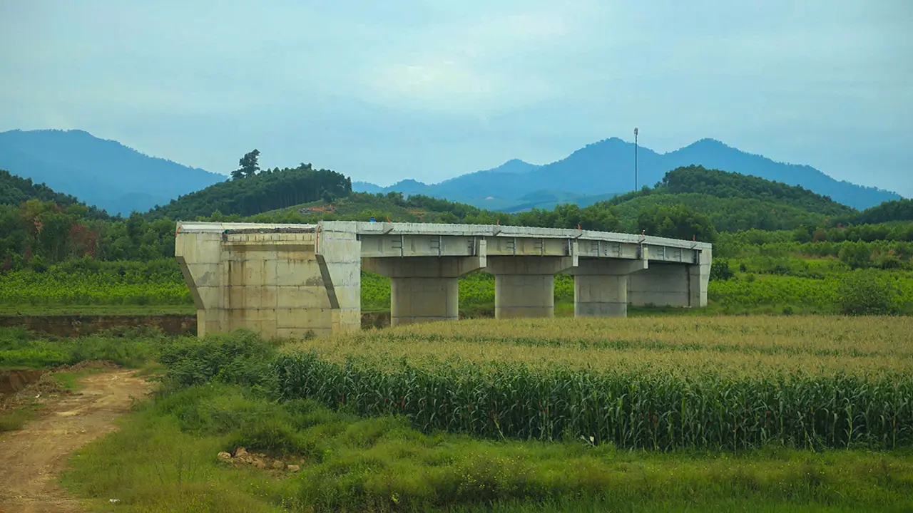 Cầu gần 80 tỷ đồng dang dở vì thiếu đường dẫn