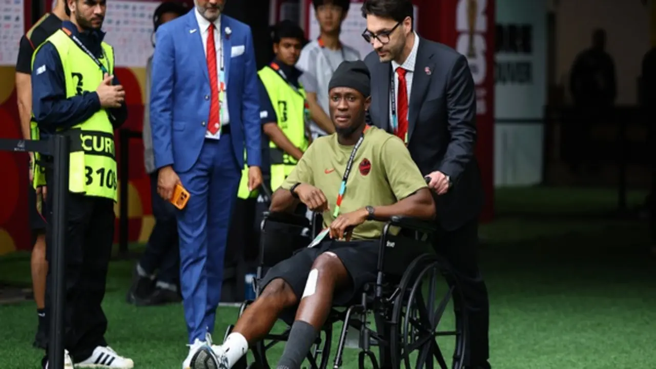 Cầu thủ Canada gặp chấn thương xuất hiện trên xe lăn, FIFA chính thức phạt nặng sao Qatar