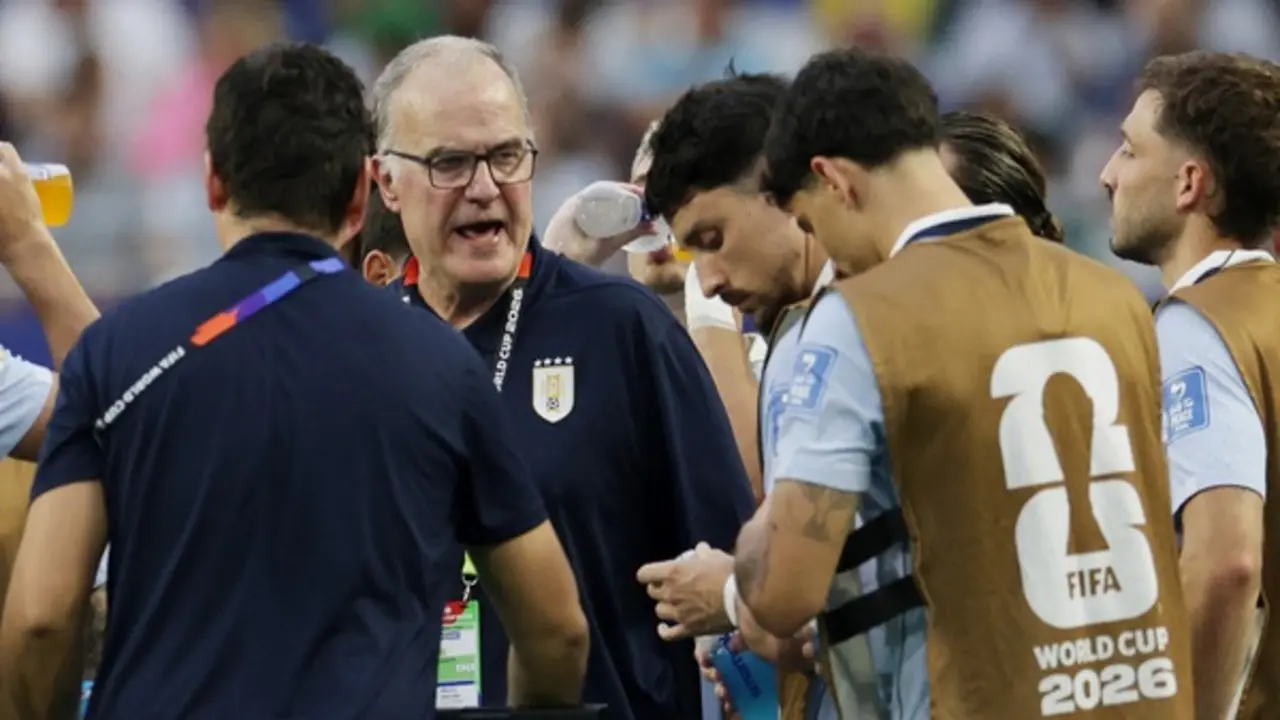 Cầu thủ Uruguay phản ứng HLV Bielsa trước trận quyết đấu với Tây Ban Nha