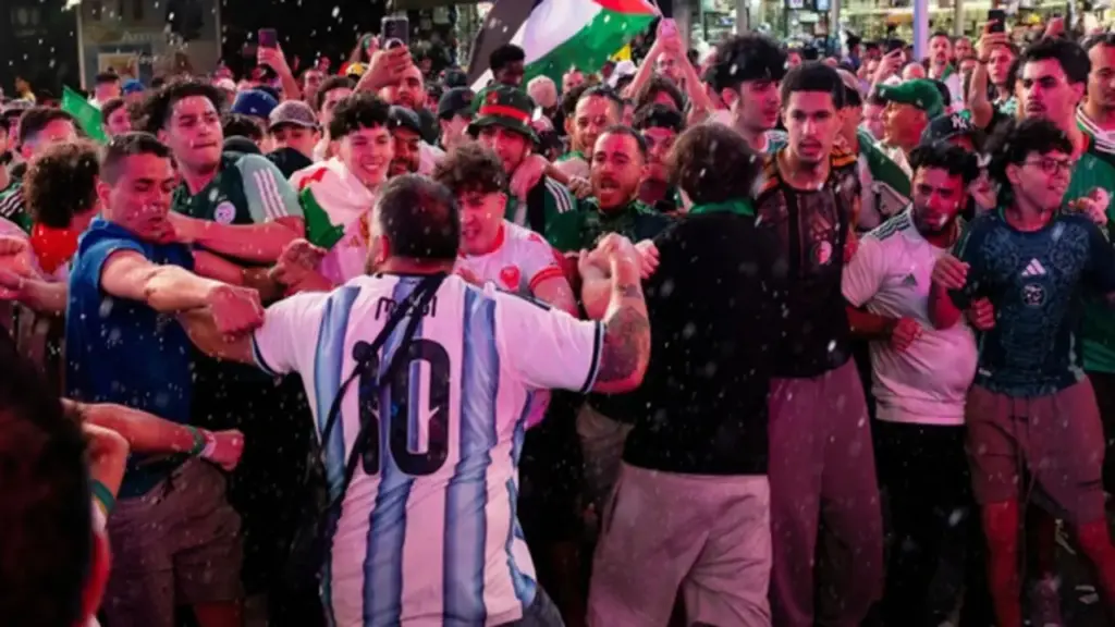 CĐV Argentina và Algeria ẩu đả, màn so tài giữa Messi với con trai Zidane cực nóng