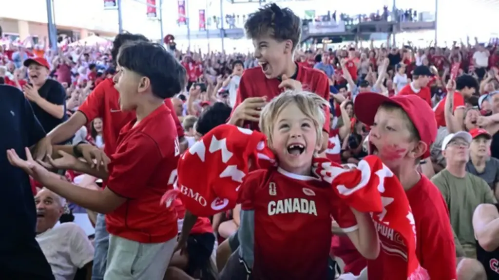 CĐV Canada mở hội sau chiến thắng lịch sử tại World Cup