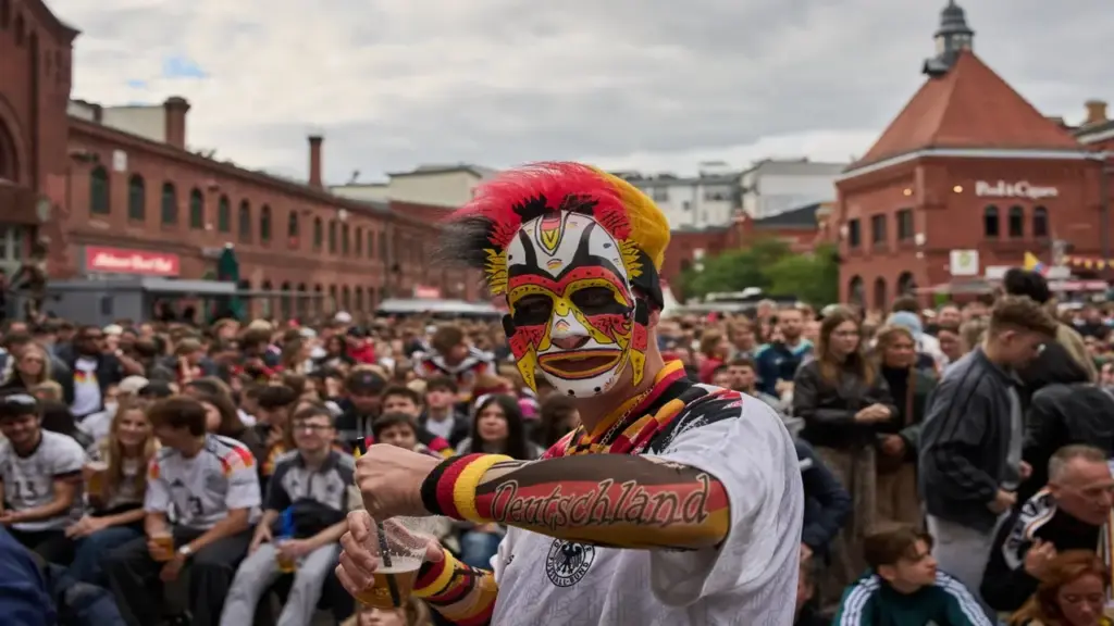 CĐV hoá trang, trèo cây xem bóng mùa World Cup