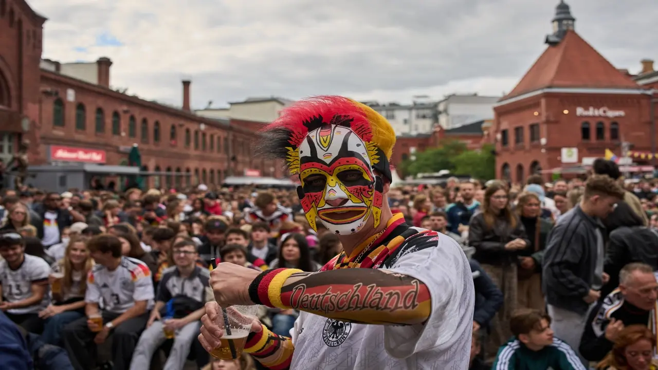 CĐV hoá trang, trèo cây xem bóng mùa World Cup