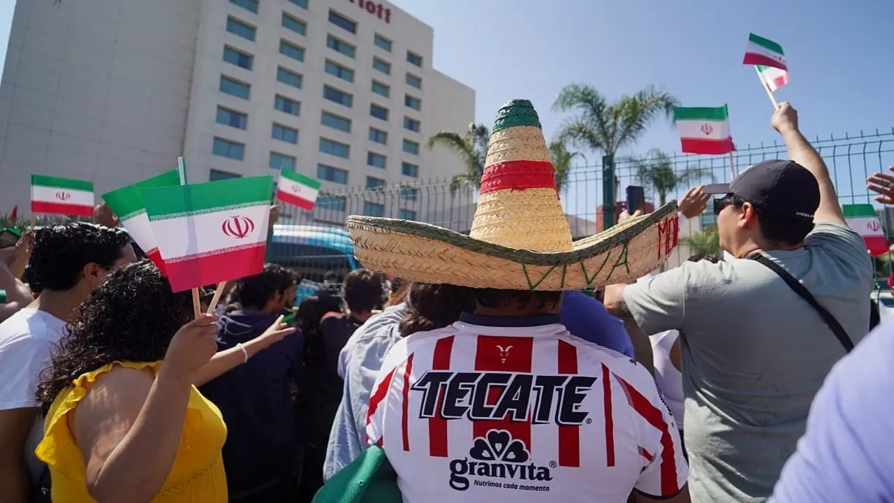 CĐV Mexico coi Iran là 'đội nhà thứ hai' ở World Cup