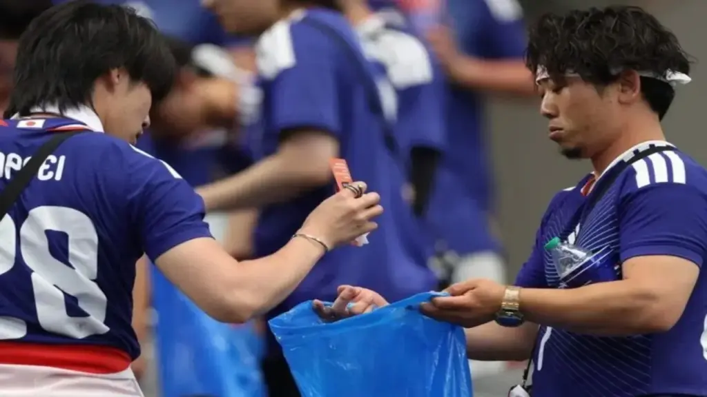 CĐV nam Nhật Bản bị chê chăm nhặt rác ở World Cup nhưng lười làm việc nhà