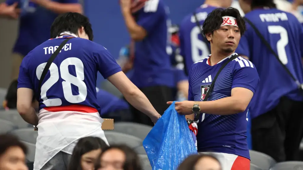 CĐV nam Nhật Bản bị chê 'siêng việc World Cup, lười việc nhà'