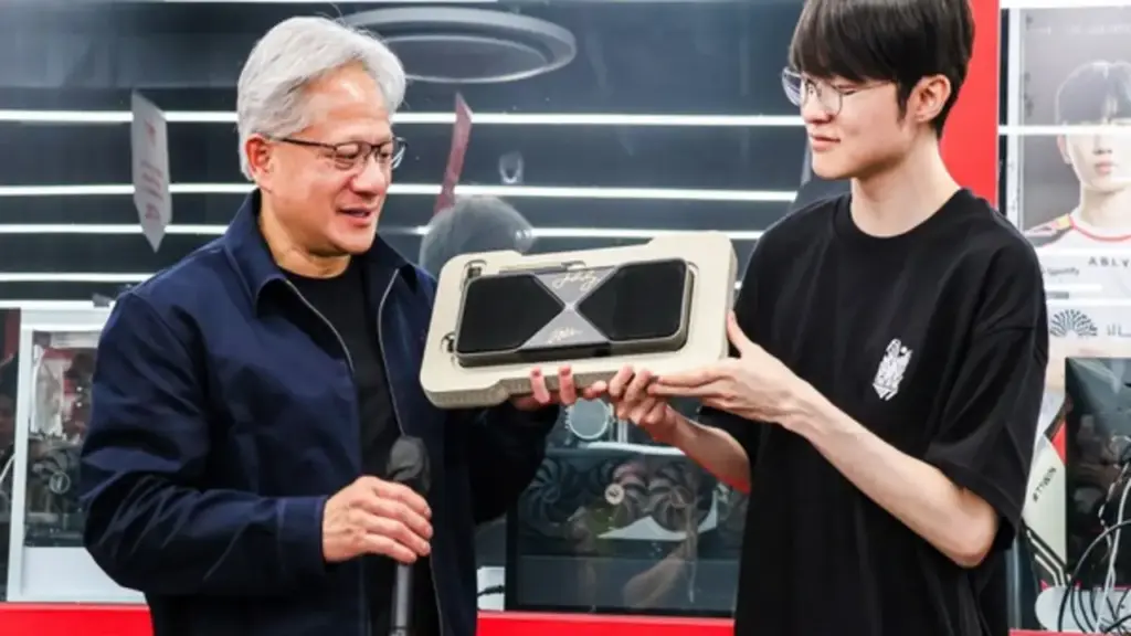 CEO Nvidia gặp Faker tại Hàn Quốc, tặng RTX 5090 cho người hâm mộ