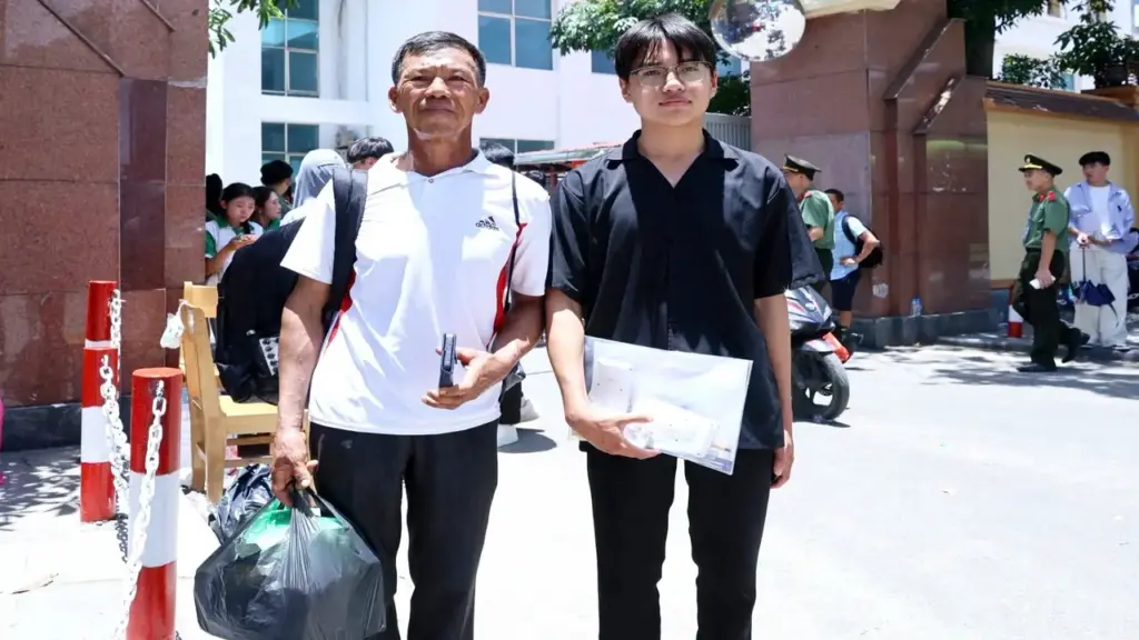 Cha đưa con ra Hà Nội thi công an, tiết lộ điều bất ngờ về gia đình