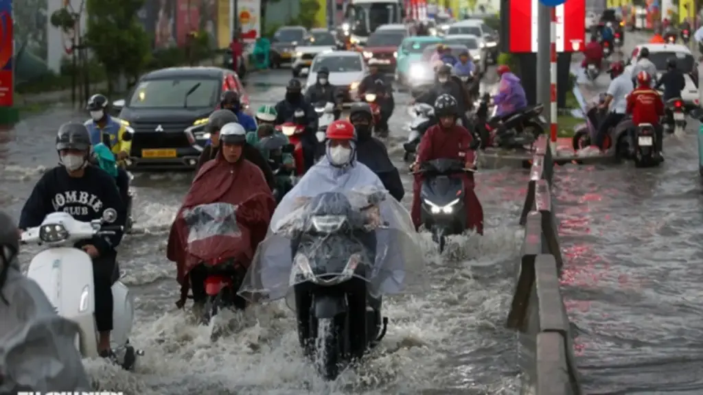 Chân cầu Ba Son ở TP.HCM ngập nặng, xe nối dài đến giữa cầu