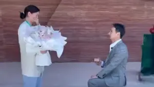Chàng trai cầu hôn nữ bác sĩ cứu mạng mình