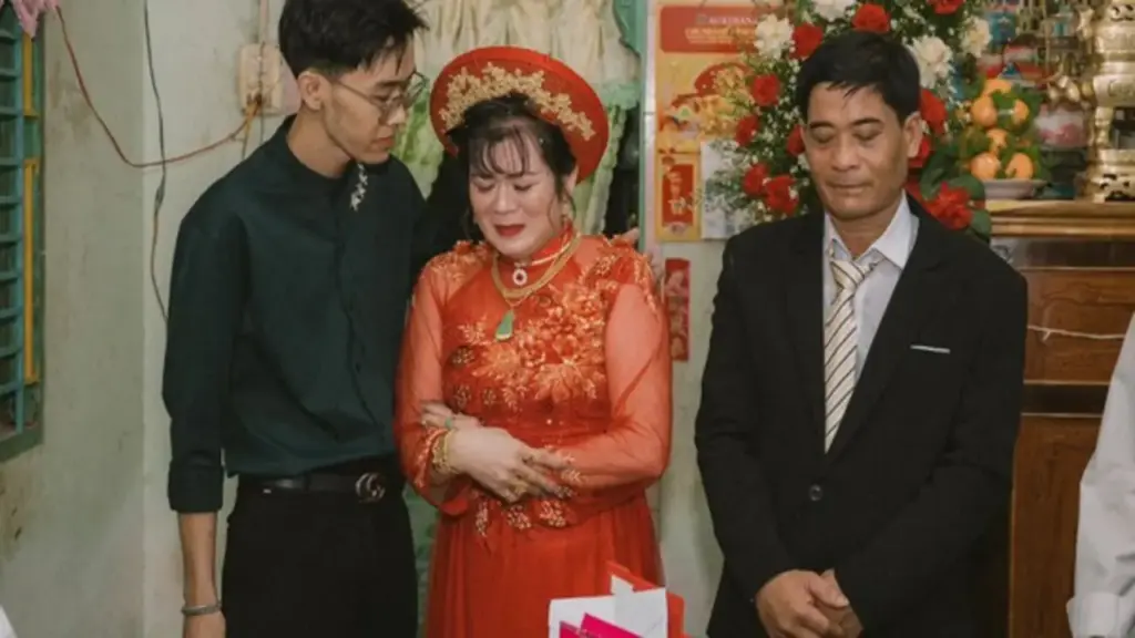 Chàng trai chuẩn bị đám cưới cho cha: 'Con xin phép gọi cô là má'