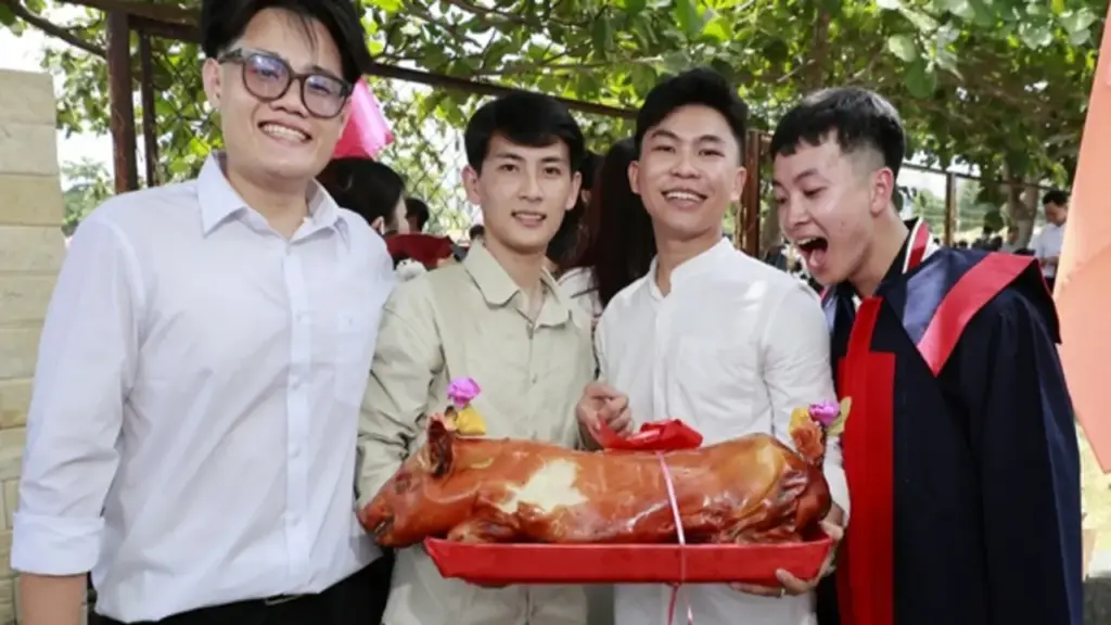Chàng trai mang hẳn con heo quay 5 kg đến lễ tốt nghiệp tặng bạn