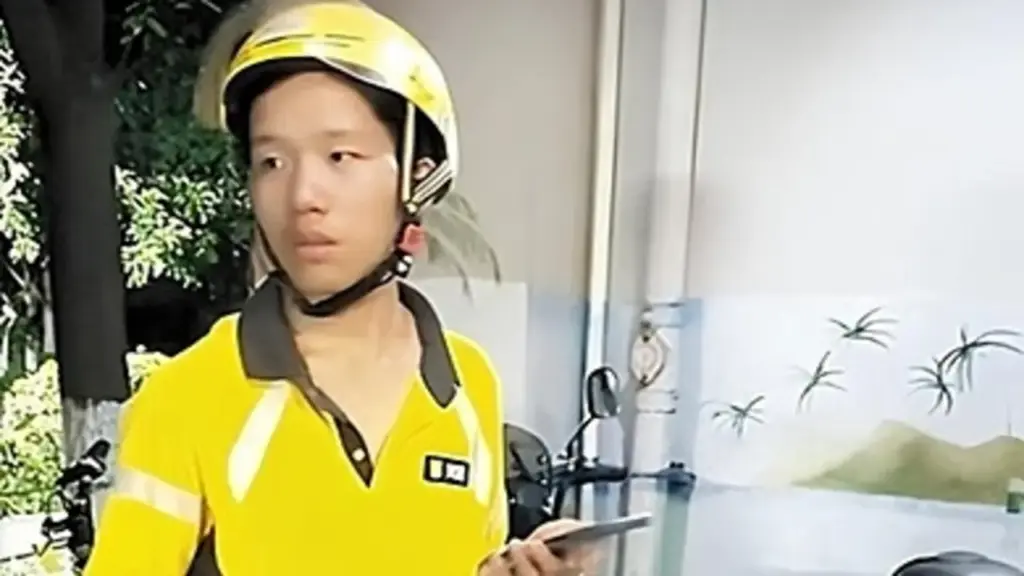 Chàng trai ngủ gầm cầu, làm shipper kiếm tiền đi học