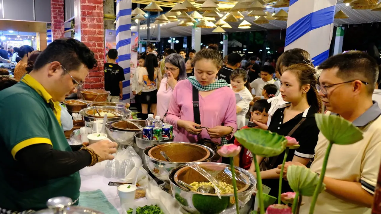 Chật kín du khách trải nghiệm ẩm thực đêm khai mạc lễ hội sen