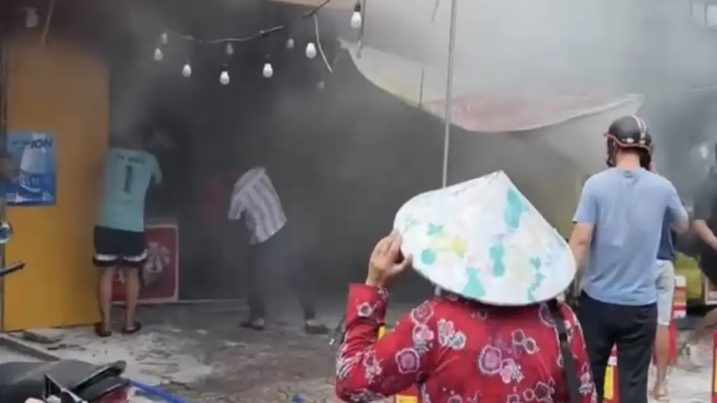 Cháy cửa hàng bán trái cây nhập khẩu ở Cần Thơ