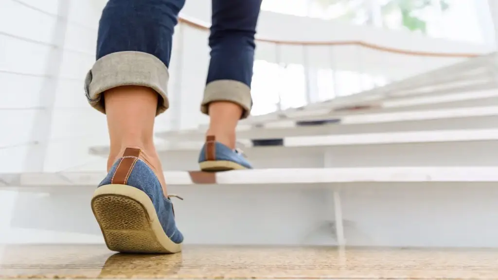 Chỉ 5 phút đi bộ mỗi giờ “giải cứu” cơ thể khỏi tác hại của ngồi lâu