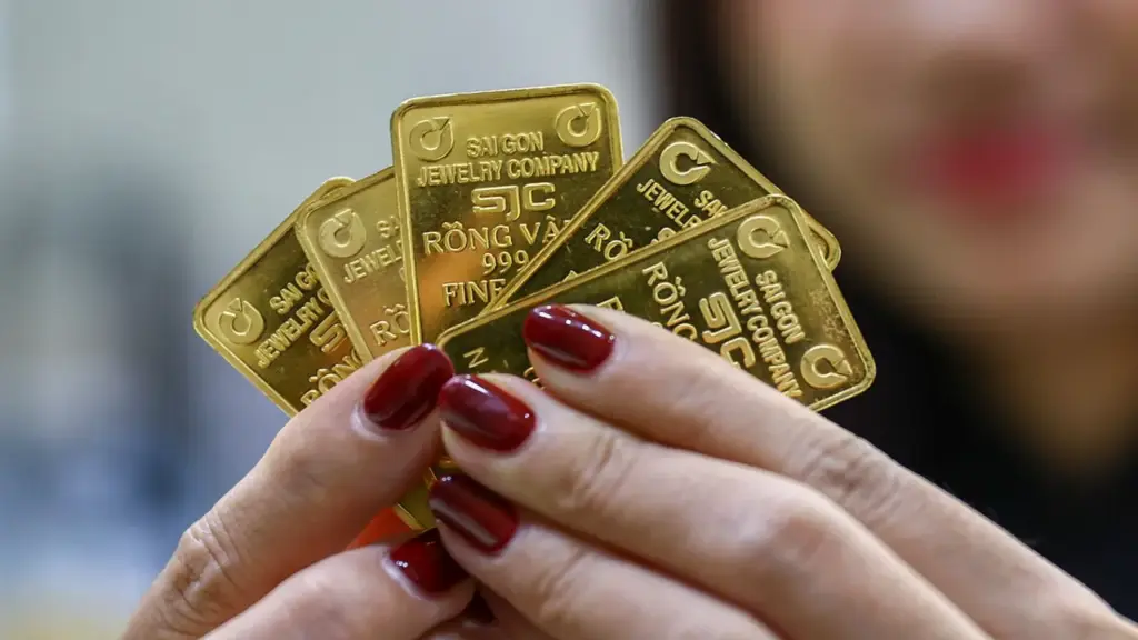 Chị gái bán vàng chuyển khoản tiền cho vay, giờ tôi trả vàng hay tiền?