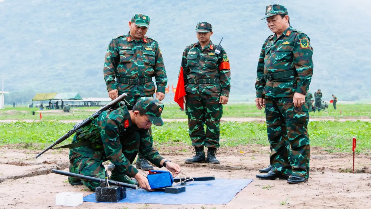 Chiến sĩ trẻ hào hứng vượt qua '3 tiếng nổ' đầu tiên trên thao trường núi Bà Đen