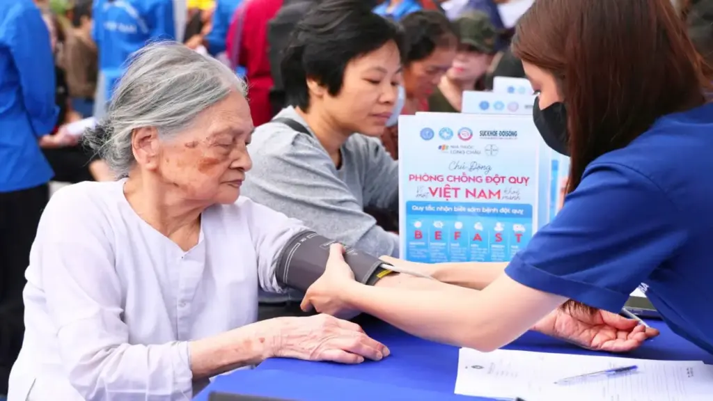 Chính phủ mở rộng khám sức khỏe miễn phí cho người cao tuổi từ năm 2026