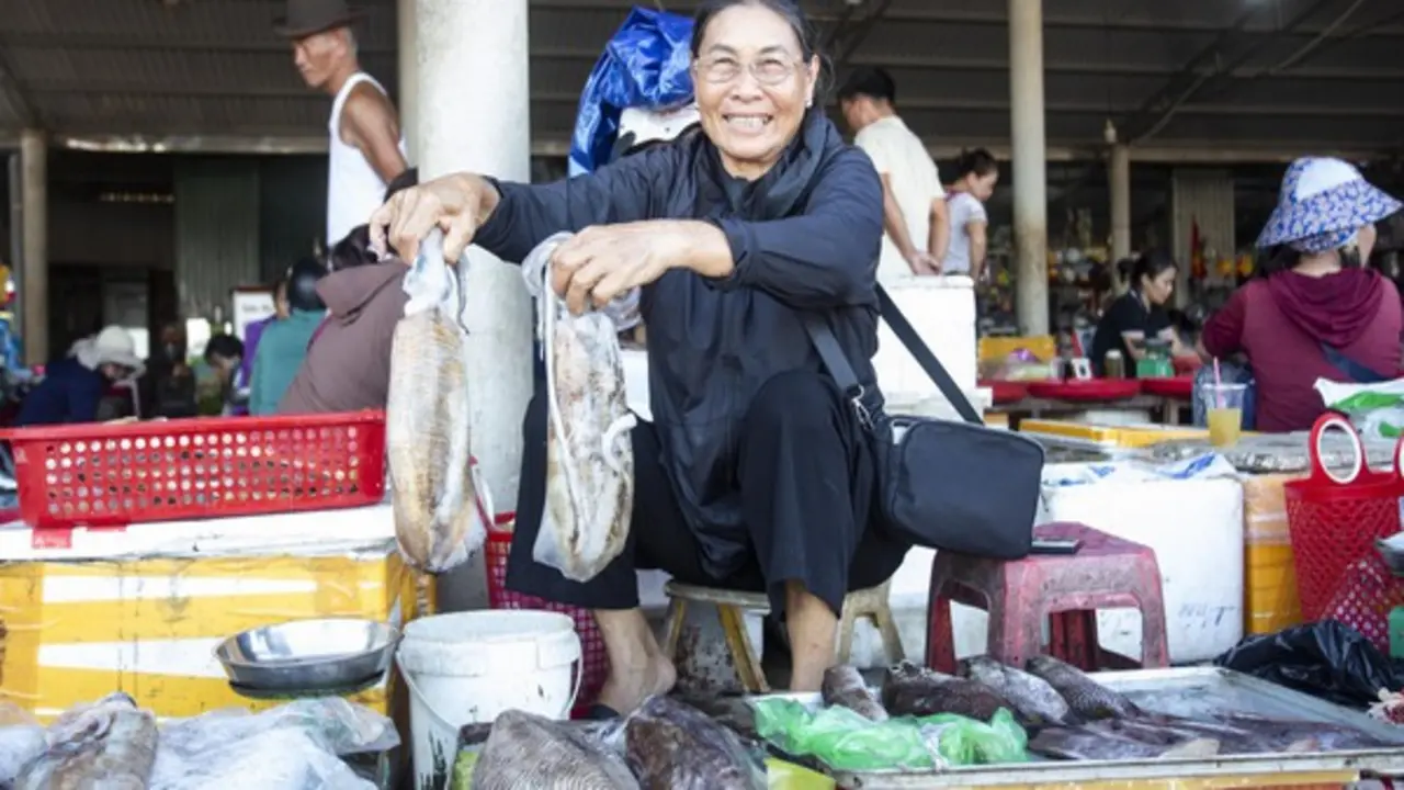 Chợ cá Cửa Tùng tấp nập du khách 'canh' mua hải sản tươi rói