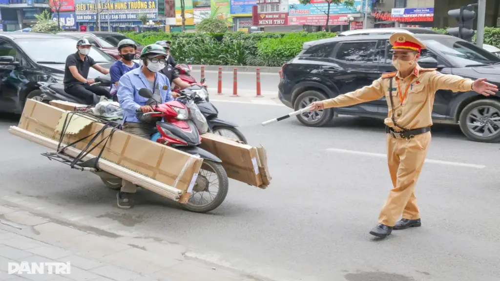 Chở hàng cồng kềnh bị CSGT xử lý, loạt tài xế nói "do phải mưu sinh"