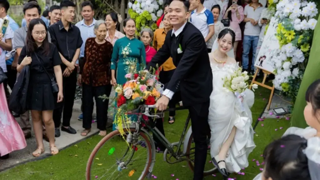 Chú rể đi rước dâu bằng xe đạp 'gây sốt' mạng