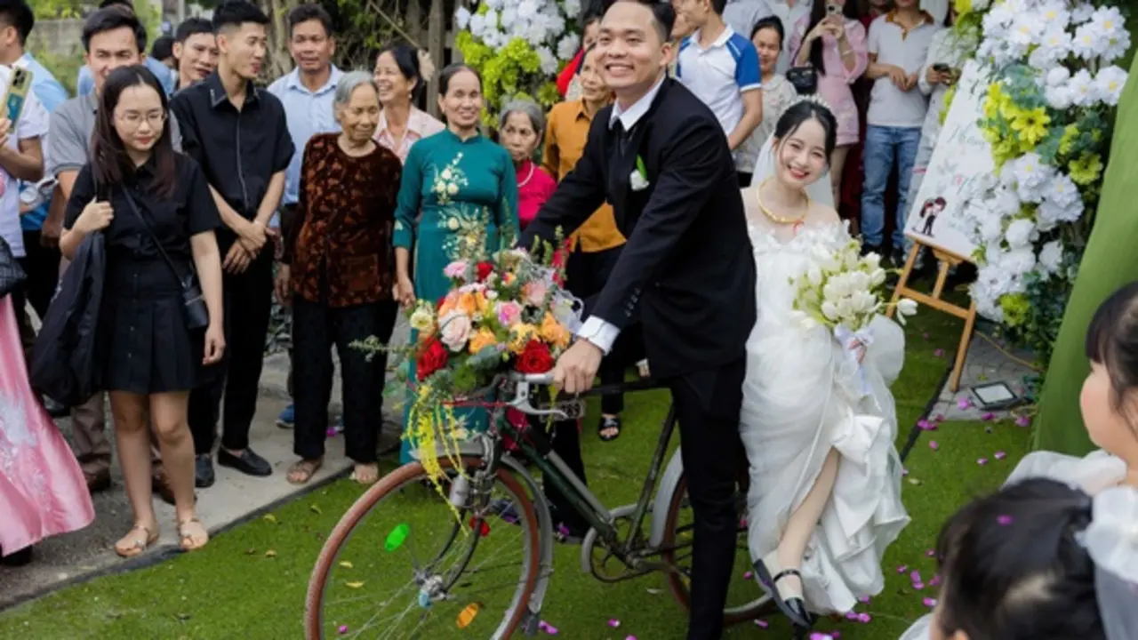 Chú rể đi rước dâu bằng xe đạp 'gây sốt' mạng