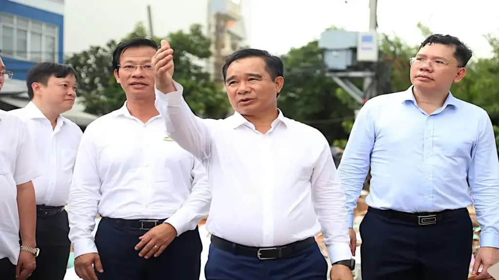 Chủ tịch TP HCM muốn hoàn thành cải tạo rạch Xuyên Tâm sớm một năm