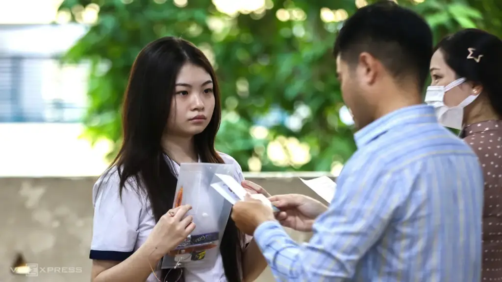 Chuẩn bị tàu, mua sẵn vé máy bay chuyển đề thi tốt nghiệp THPT ra đảo