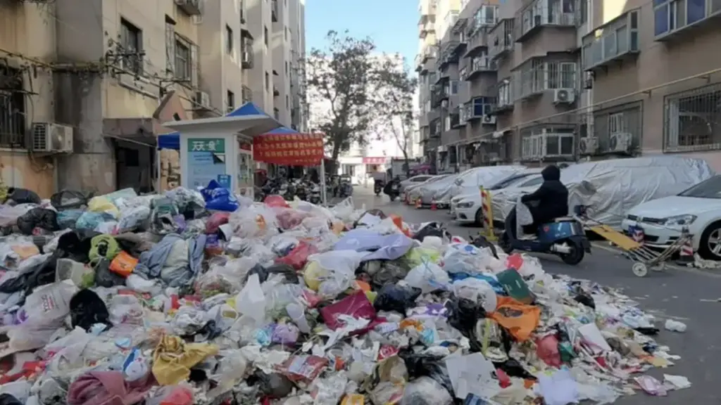 Chung cư hoang tàn vì cư dân trốn đóng phí dịch vụ