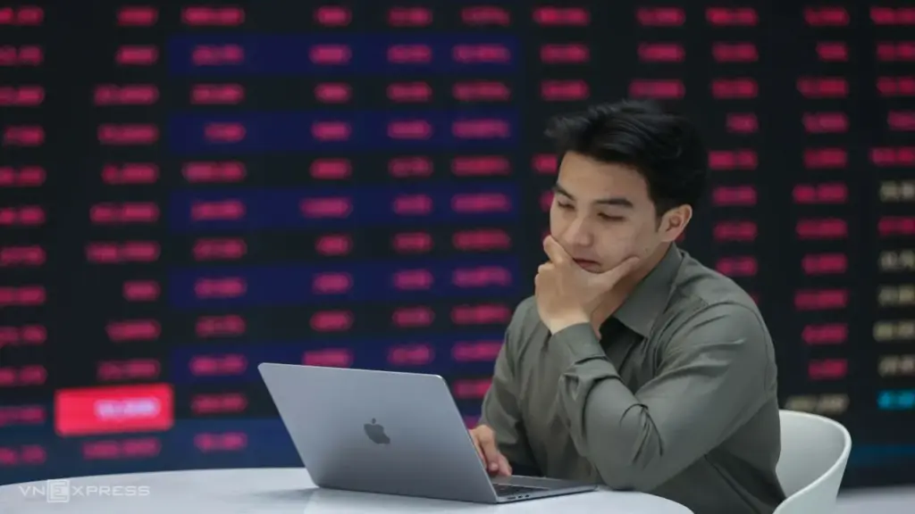 Chứng khoán mất điểm vào cuối phiên
