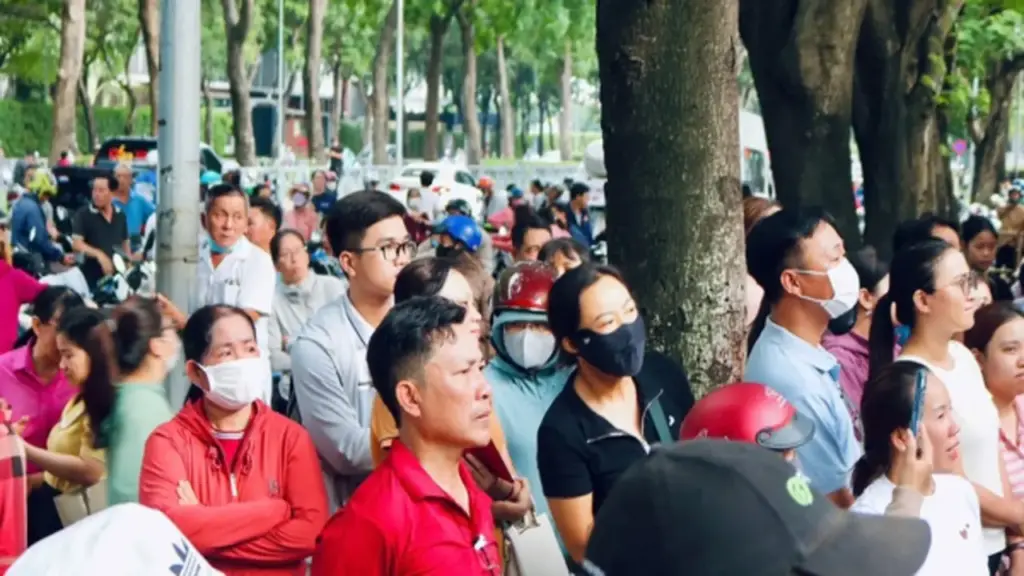 Chuyện cảm động về những cha mẹ vượt trăm cây số đồng hành cùng con mùa thi