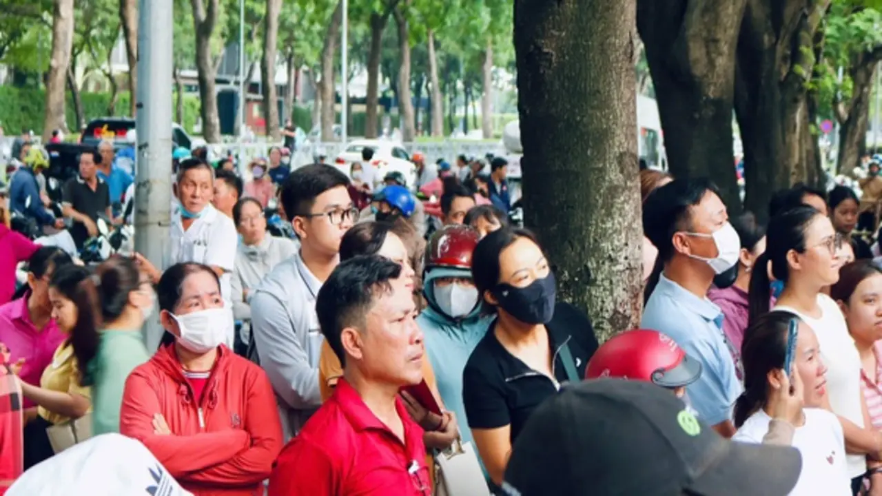 Chuyện cảm động về những cha mẹ vượt trăm cây số đồng hành cùng con mùa thi