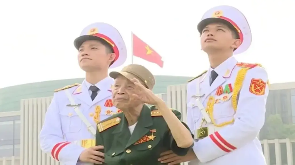 Chuyện xúc động về anh hùng La Văn Cầu - đại tá chào điều lệ bằng tay trái