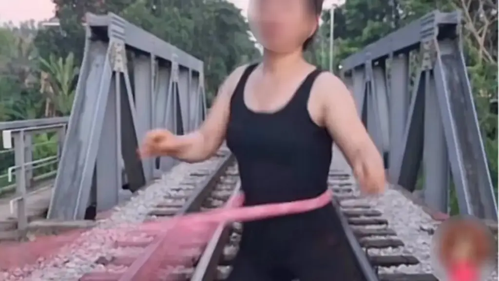 Clip người phụ nữ thản nhiên lắc vòng giữa đường ray tàu hỏa và cái kết