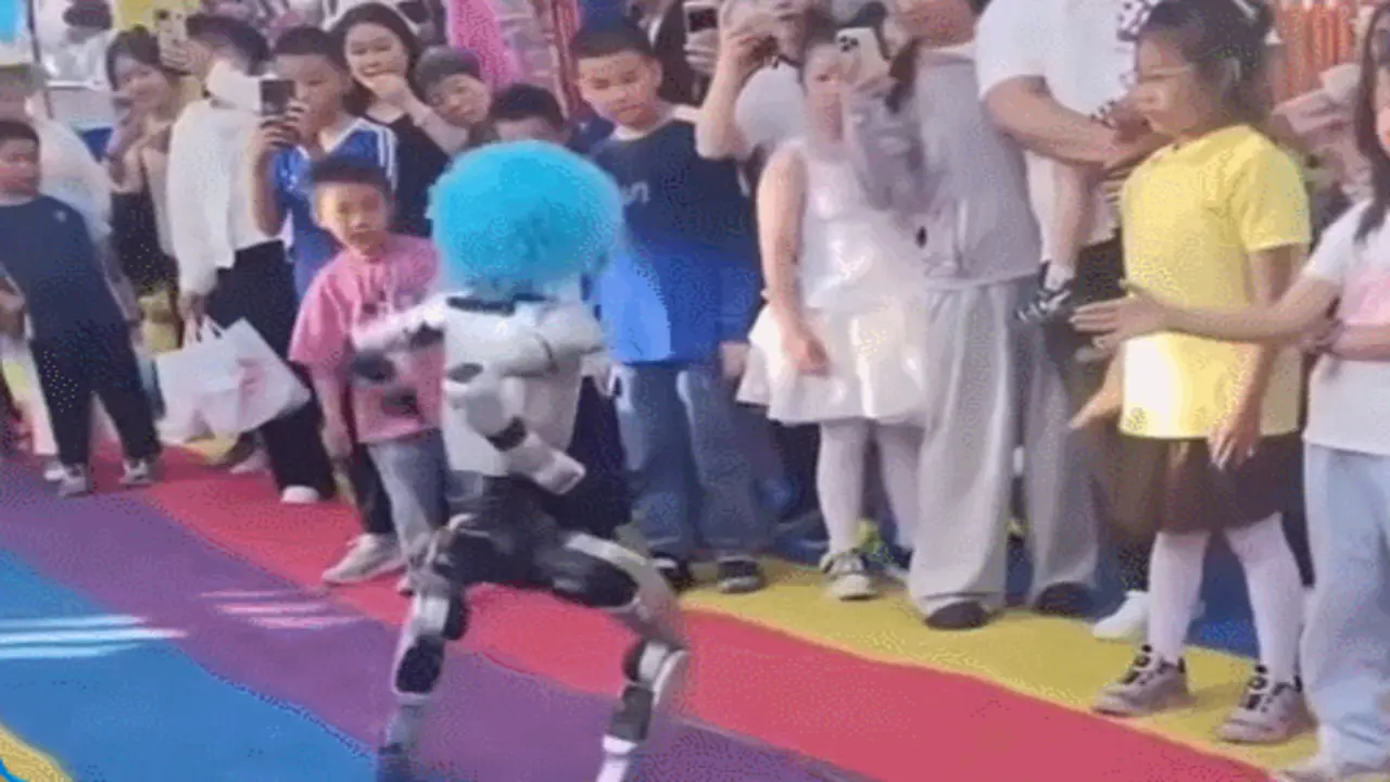 Clip “robot hình người đá trúng khán giả khi đang múa võ” nổi bật tuần qua