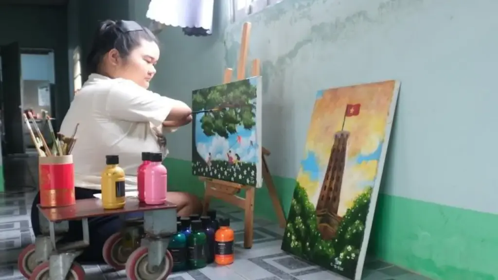 Cô bé từng viết chữ bằng cánh tay cụt nay ấp ủ trở thành họa sĩ