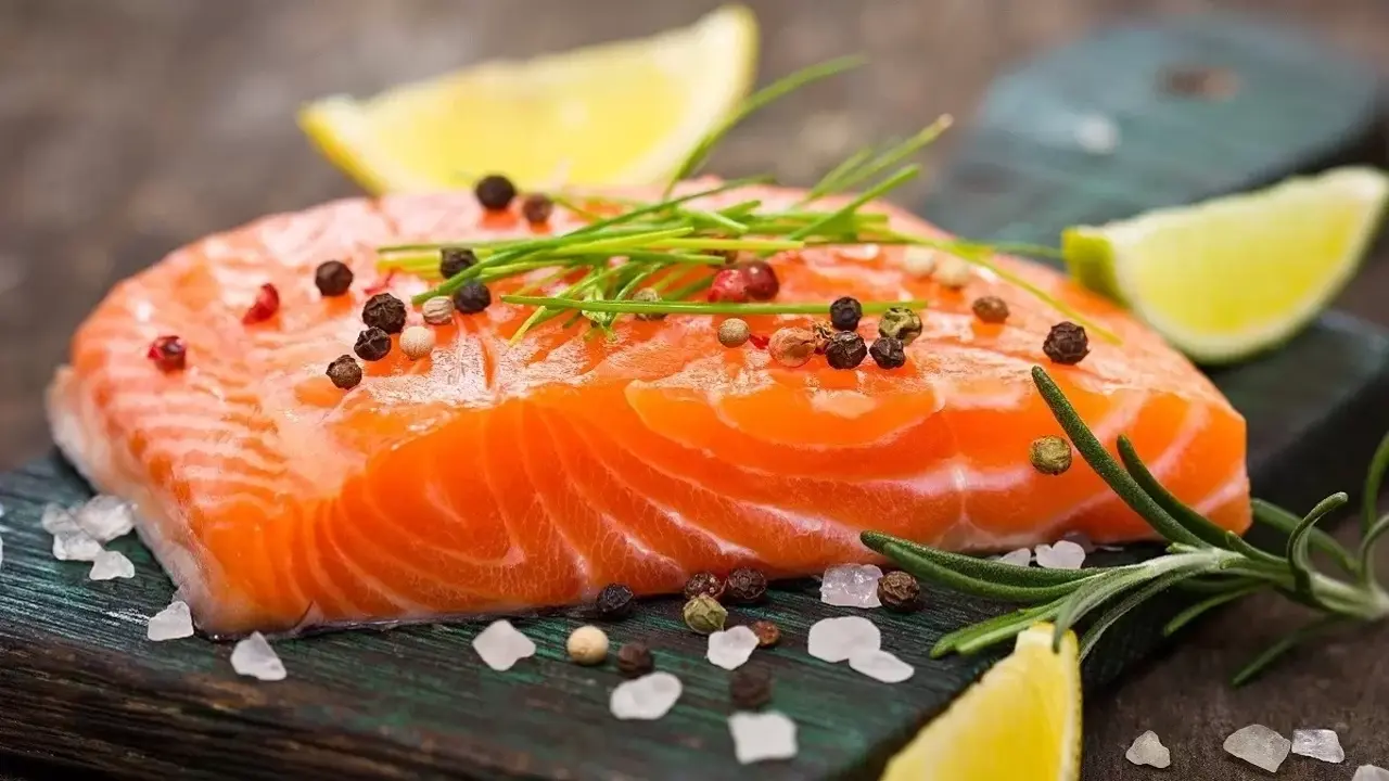 Có cần ăn cá hồi mỗi ngày mới đủ Omega-3?