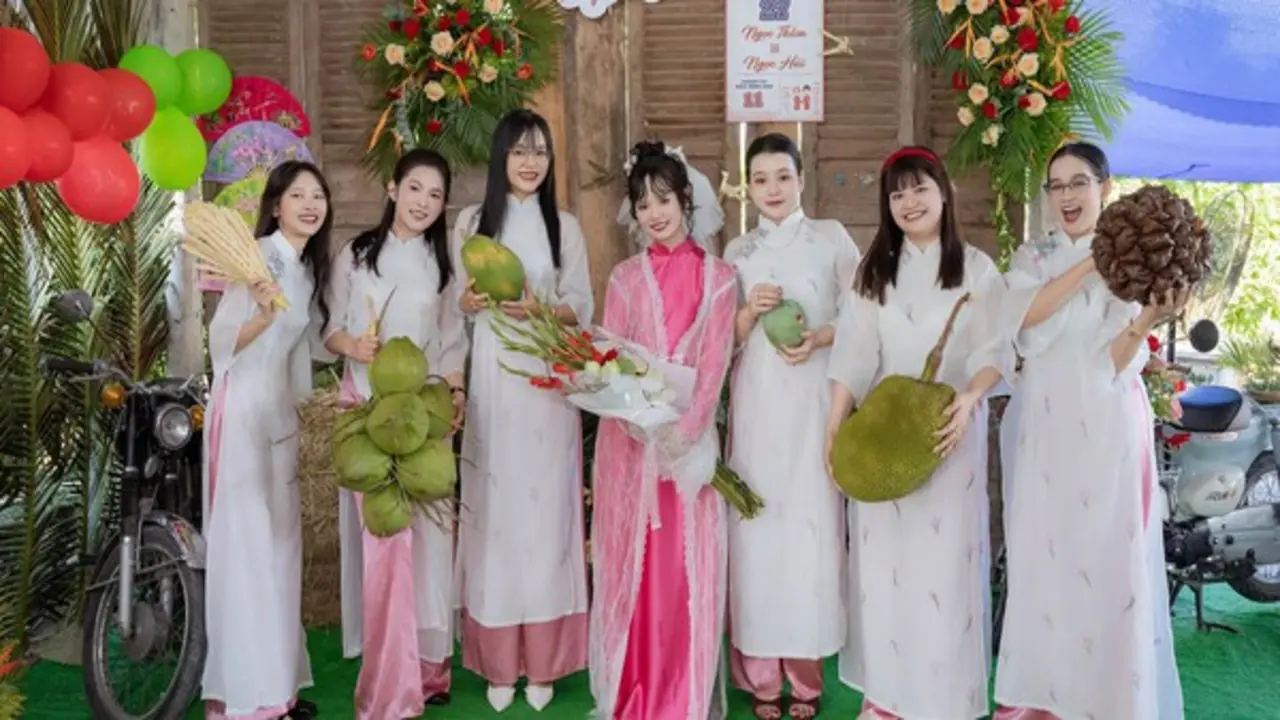 Cô dâu 'gây sốt' với lễ ăn hỏi đẹp như phim từ cây nhà lá vườn