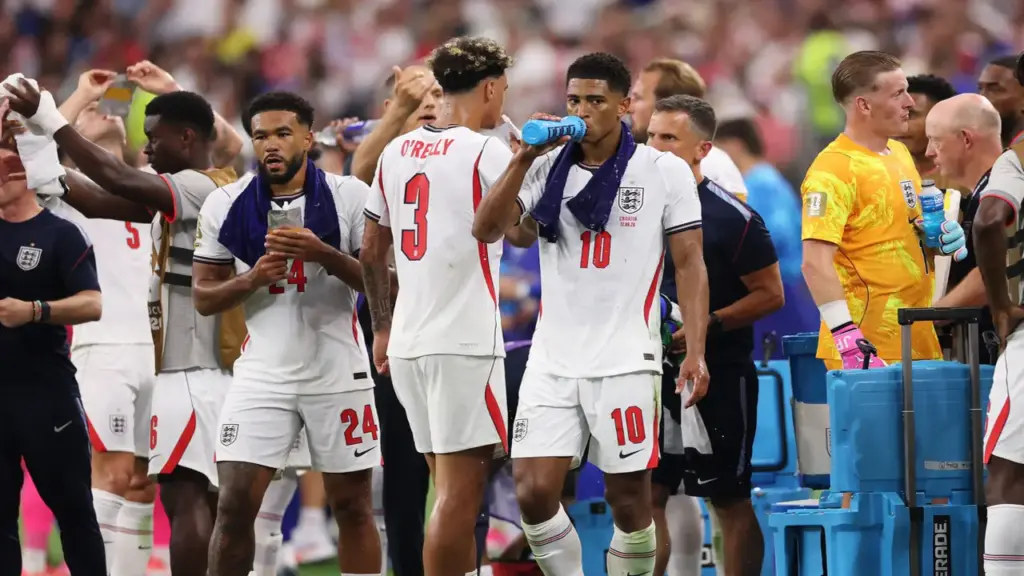 Cổ động viên phản đối luật nghỉ tiếp nước tại World Cup