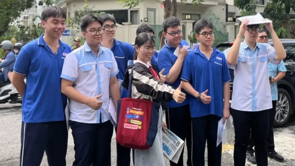 Cô giáo rong ruổi qua 5 điểm thi tốt nghiệp THPT để động viên học trò